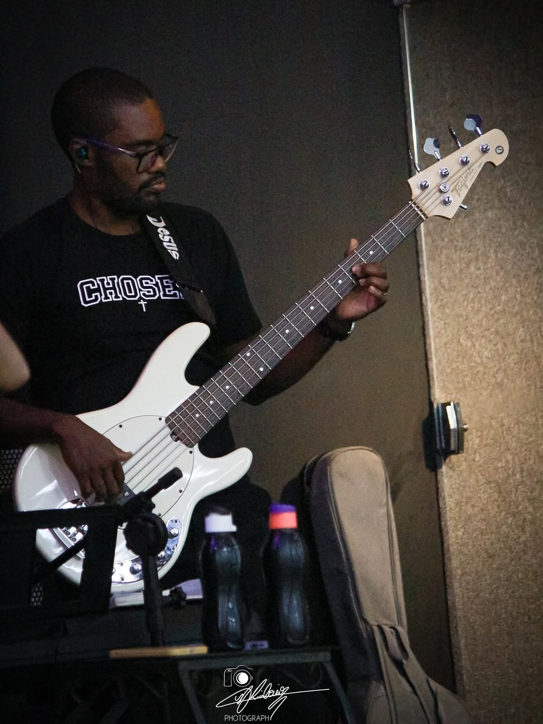 Músico tocando guitarra no culto