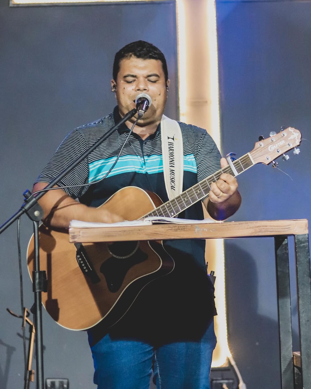 Ministério de louvor em ação durante o culto